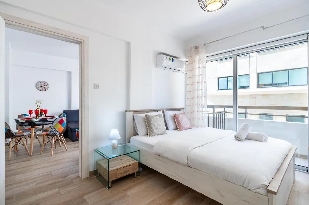 Berries 1-Br Apt In ラルナカ